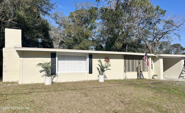 view of front of property featuring a front lawn