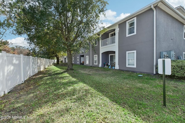 view of yard featuring a balcony