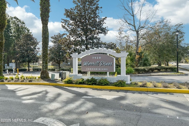 view of community / neighborhood sign