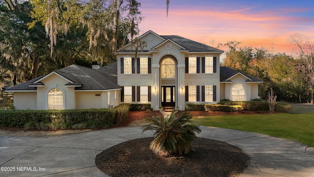 view of front of property featuring a lawn