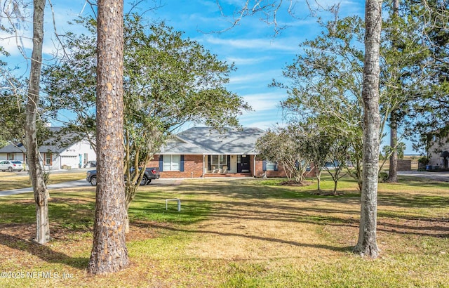 view of front facade featuring a front lawn