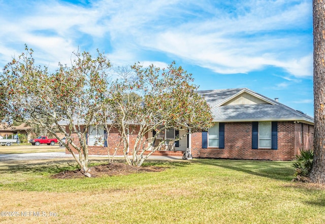 view of front of home featuring a front yard