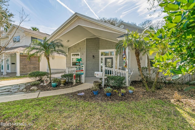 view of front facade featuring a porch and a front yard