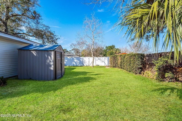 view of yard featuring a shed