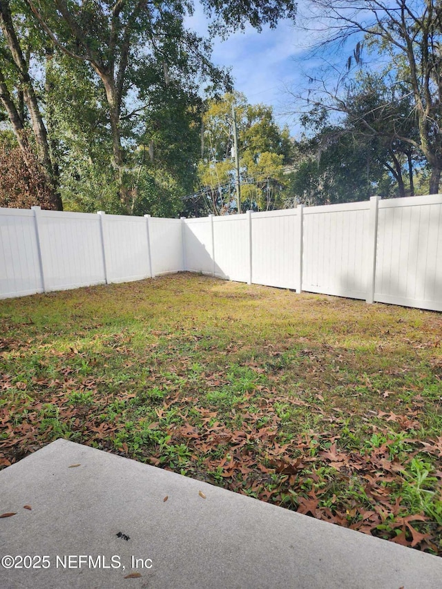 view of yard featuring a fenced backyard