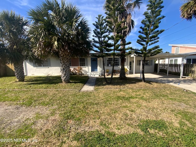 view of front of house with a carport and a front yard