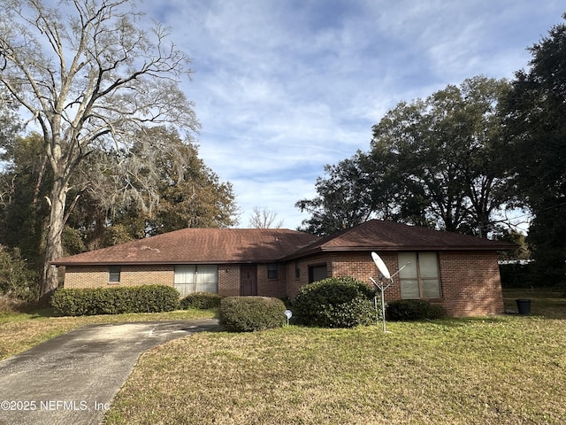 single story home with a front yard