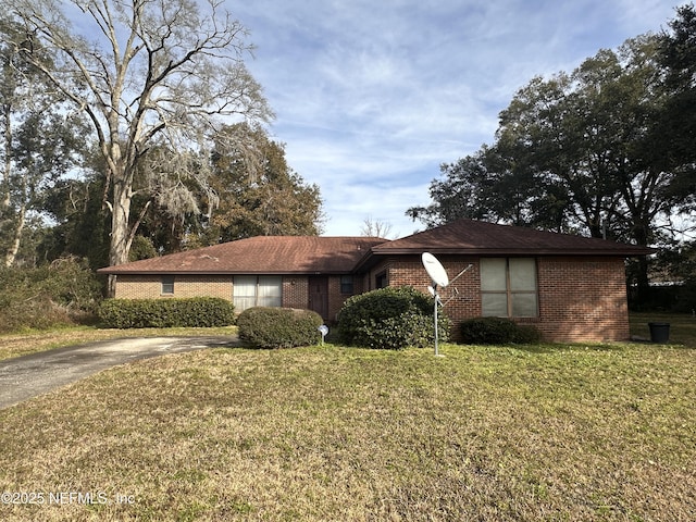 single story home with a front lawn