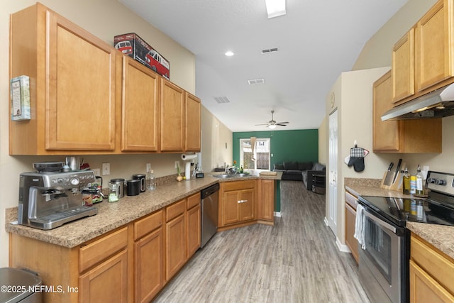 kitchen featuring appliances with stainless steel finishes, kitchen peninsula, sink, light hardwood / wood-style floors, and ceiling fan