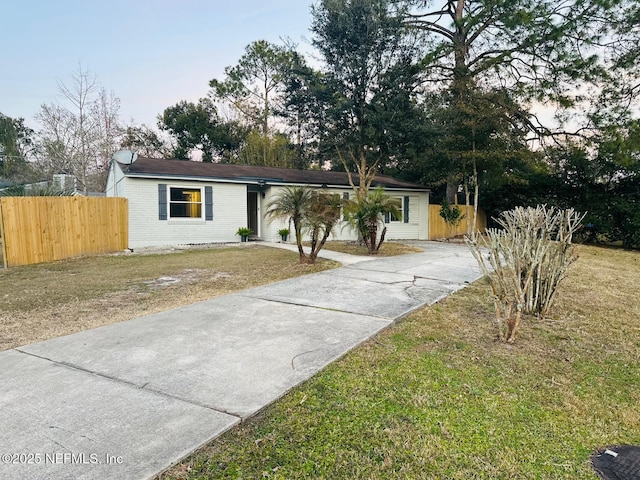 single story home featuring a front lawn