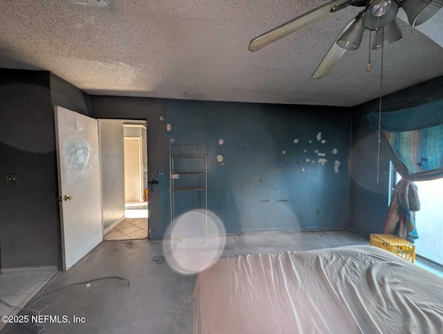 unfurnished bedroom featuring ceiling fan and a textured ceiling