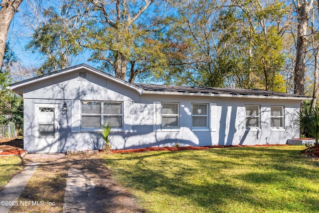 view of front of house featuring a front yard