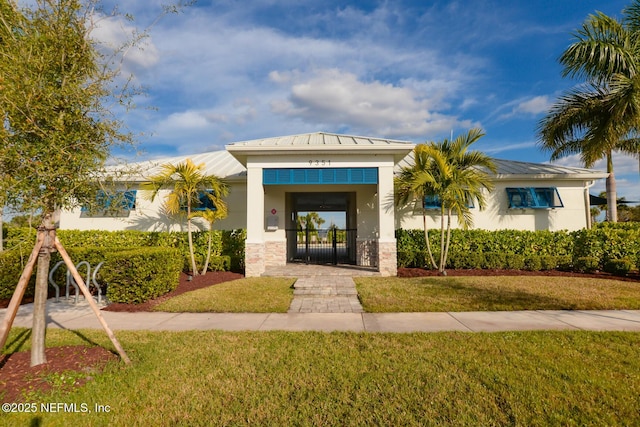 view of front facade featuring a front yard