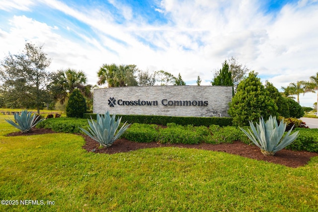 community / neighborhood sign featuring a yard