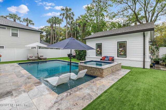 view of pool featuring an in ground hot tub and a yard