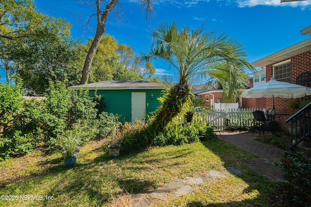 view of yard with a shed