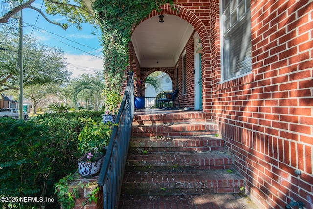 property entrance featuring a porch