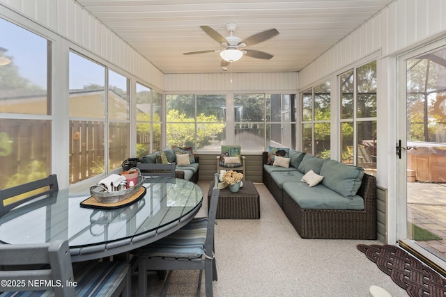 sunroom with ceiling fan