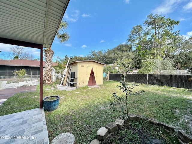 view of yard featuring a storage shed