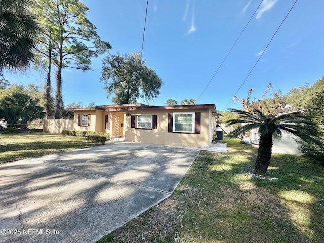 view of front of house featuring a front lawn