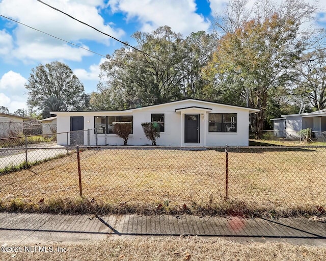 single story home featuring a front lawn