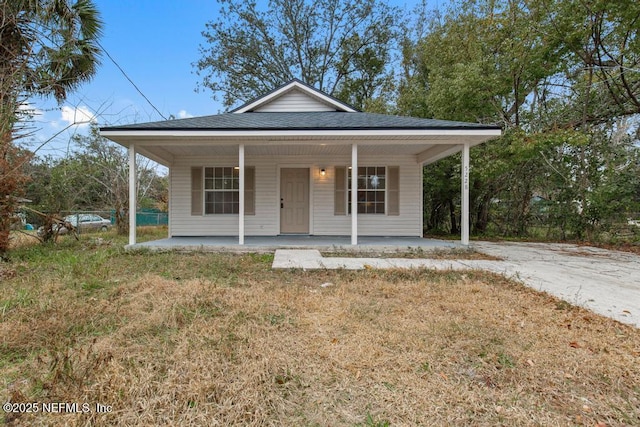 bungalow with a front lawn and a porch