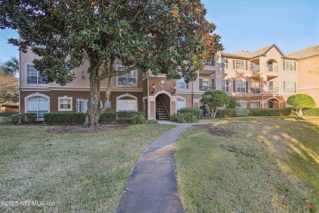 view of front of home featuring a front yard