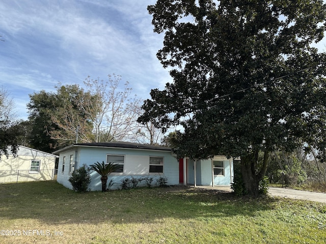 view of front facade featuring a front yard