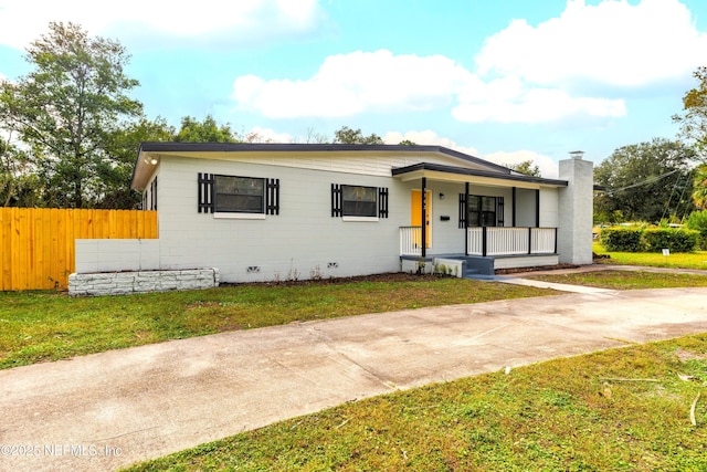 view of front of home with covered porch and a front lawn