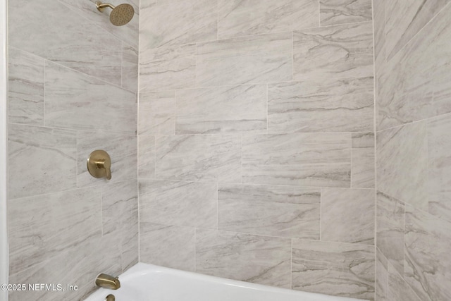 bathroom with tiled shower / bath combo