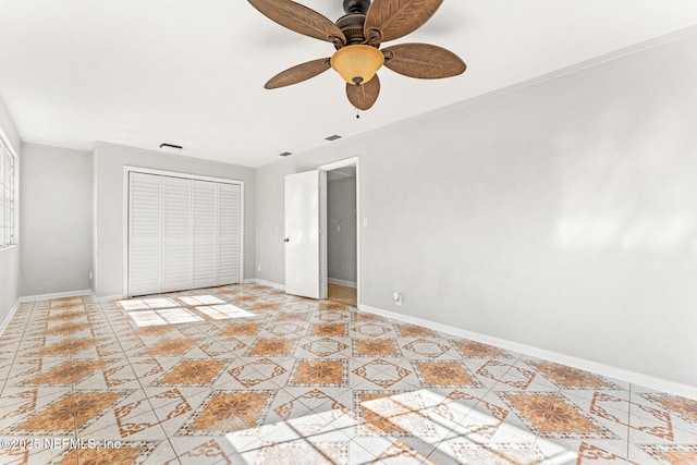 unfurnished bedroom with ceiling fan and a closet