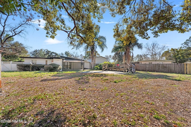 view of yard featuring a pergola