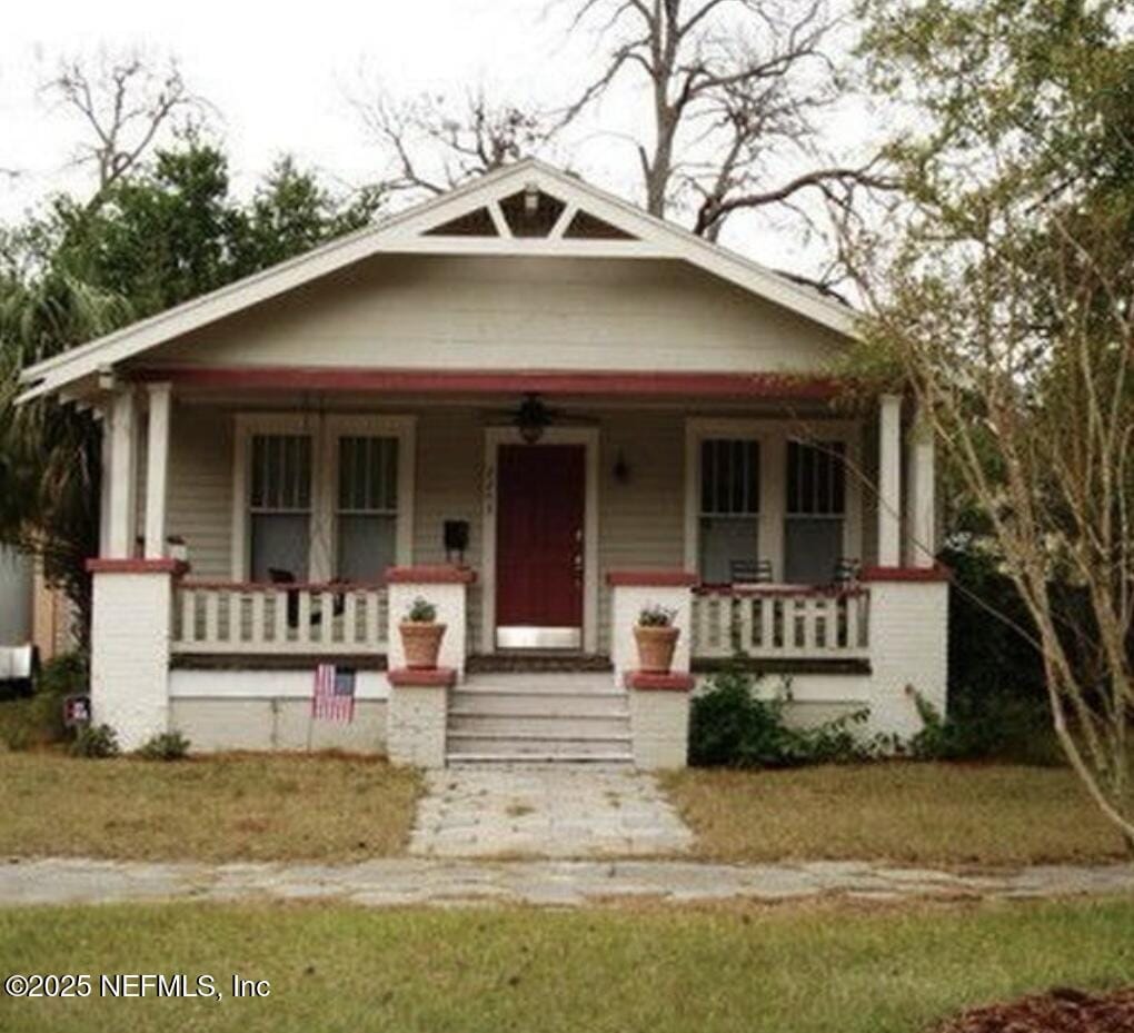 view of front of home featuring a porch and a front lawn