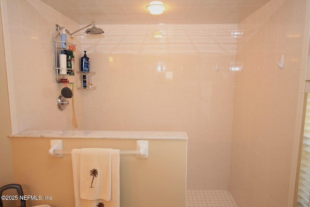 bathroom featuring tiled shower