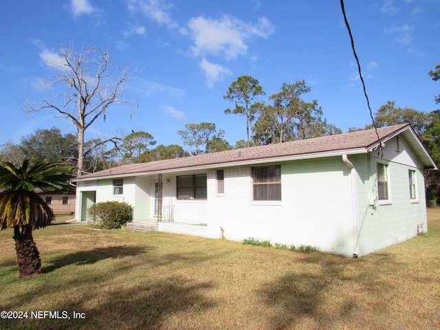 ranch-style house featuring a front lawn