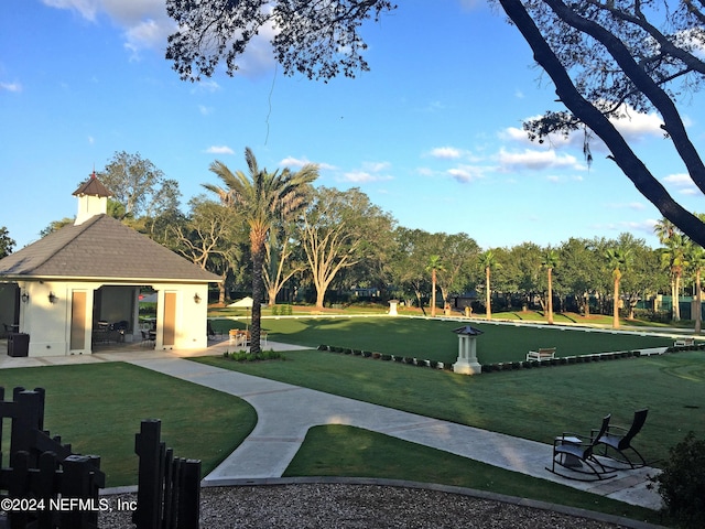 view of property's community featuring a yard