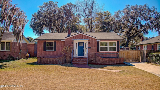 view of front of property featuring a front lawn