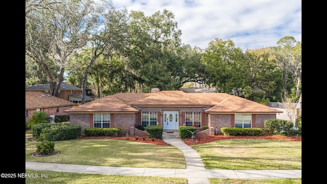 single story home with a front lawn