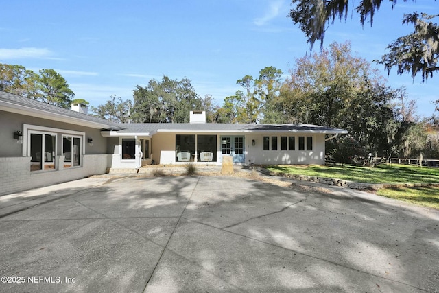 view of front of home featuring a front lawn