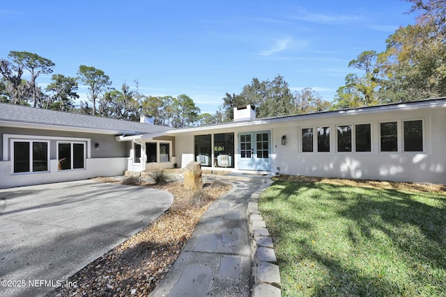 view of front facade featuring a front yard