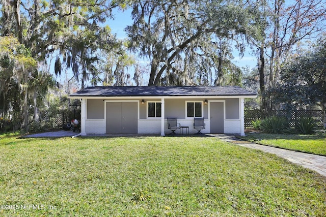 view of front of property with a front yard