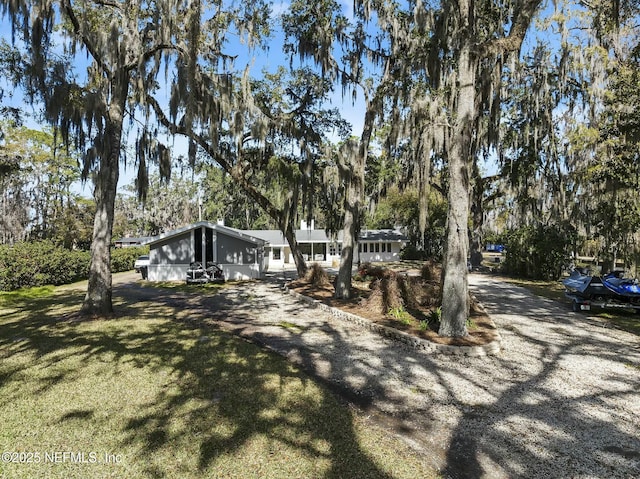 view of front facade with a front yard