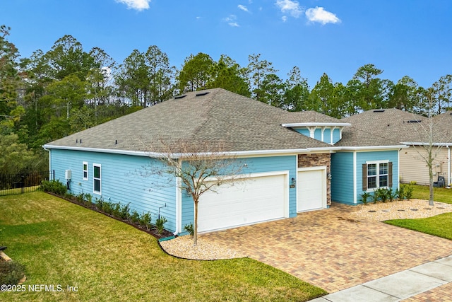 view of front of house featuring a garage and a front yard