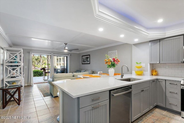 kitchen featuring sink, gray cabinets, stainless steel appliances, ornamental molding, and kitchen peninsula