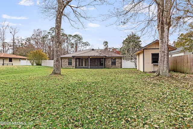 view of yard featuring a shed