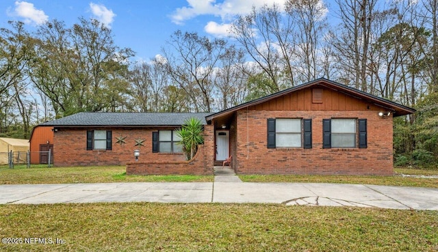 single story home with a front lawn