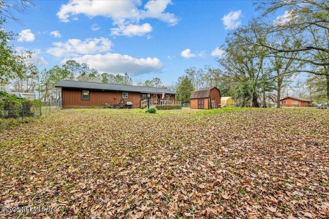 view of yard with a storage shed