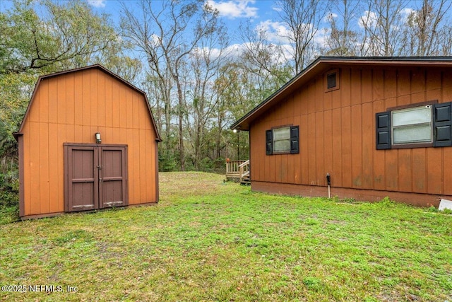 view of yard featuring a shed