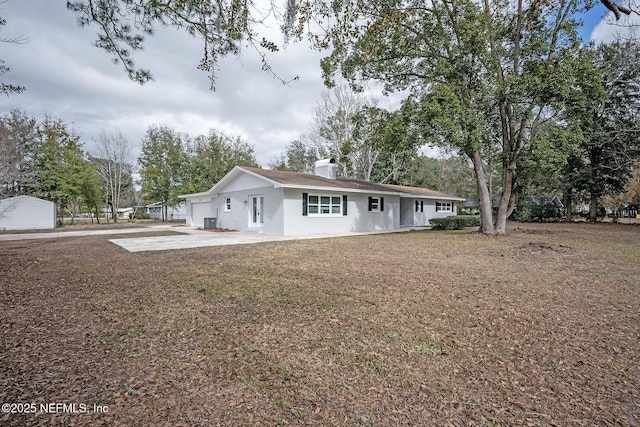 view of front of house featuring a garage and a front yard