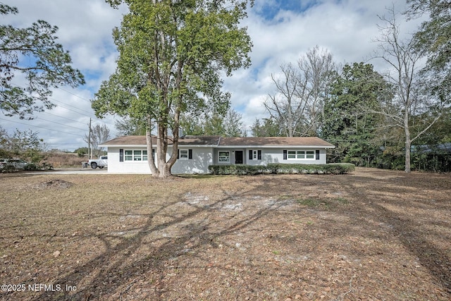 single story home featuring a front yard